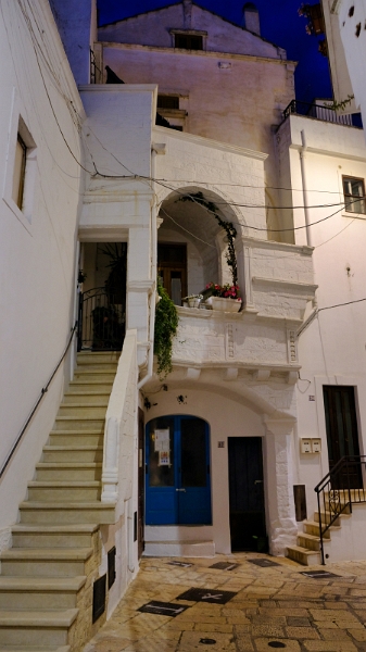 2025_05_06_183000_apulien-2025.jpg - Abends in romantischen Cisternino