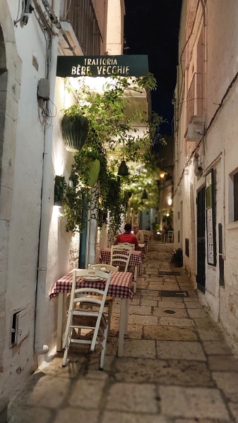 2025_05_06_203846_apulien-2025.jpg - Abends in romantischen Cisternino