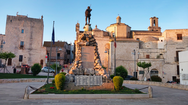2025_05_10_194414_apulien-2025.jpg - Abends in Cisternino