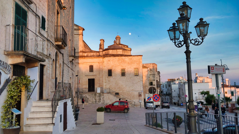 2025_05_10_194743_apulien-2025.jpg - Abends in Cisternino