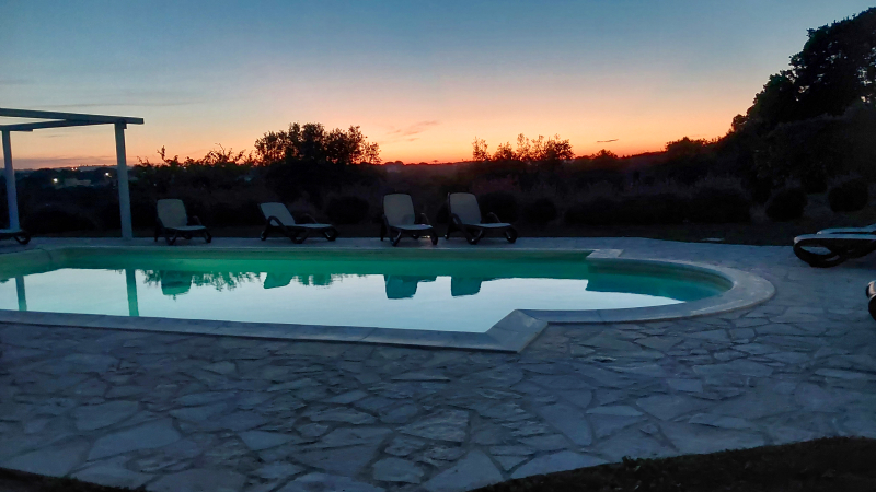 2025_05_10_202518_apulien-2025.jpg - Unser Pool nach Sonnenuntergang