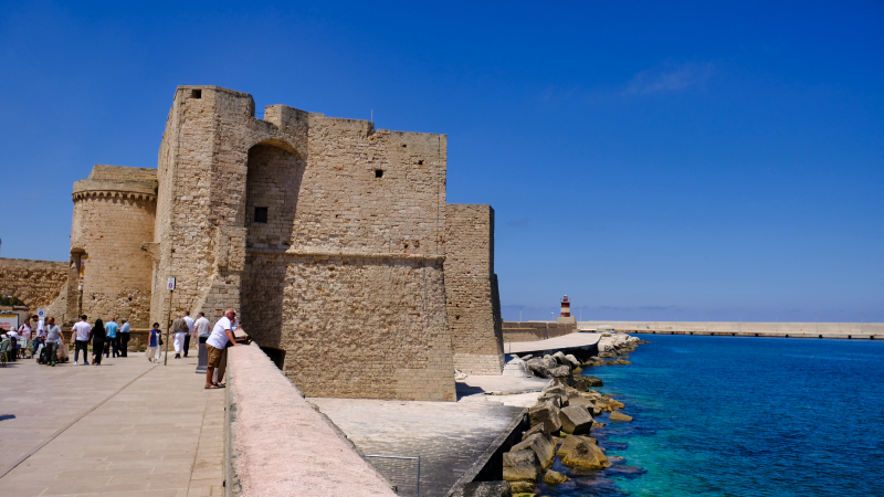2025_05_12_104338_apulien-2025.jpg - Monopoli - Castello Carlo V
