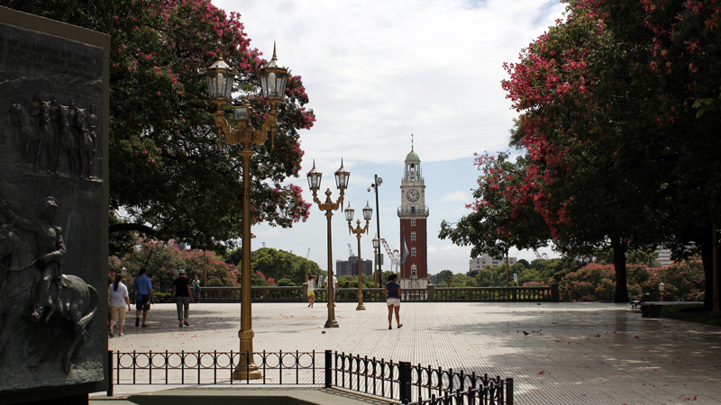 2015-02-05_11-22-20_argentinien-2015.jpg - Blick von der Plaza General San Martin zum Torre Monumental - ein Uhrenturm im Stadtteil Retiro