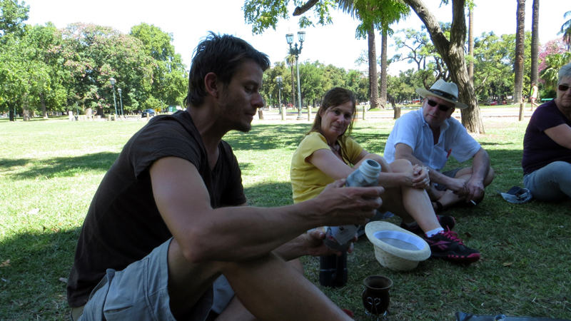 2015-02-05_15-04-21_argentinien-2015.jpg - Walter erl�utert uns die Trinkultur des Matetees