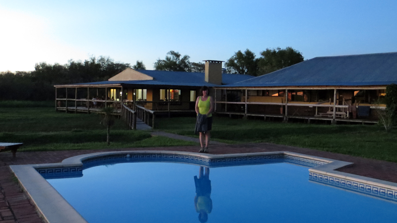 2015-02-08_20-01-26_argentinien-2015.jpg - Irupe Lodge - am Pool