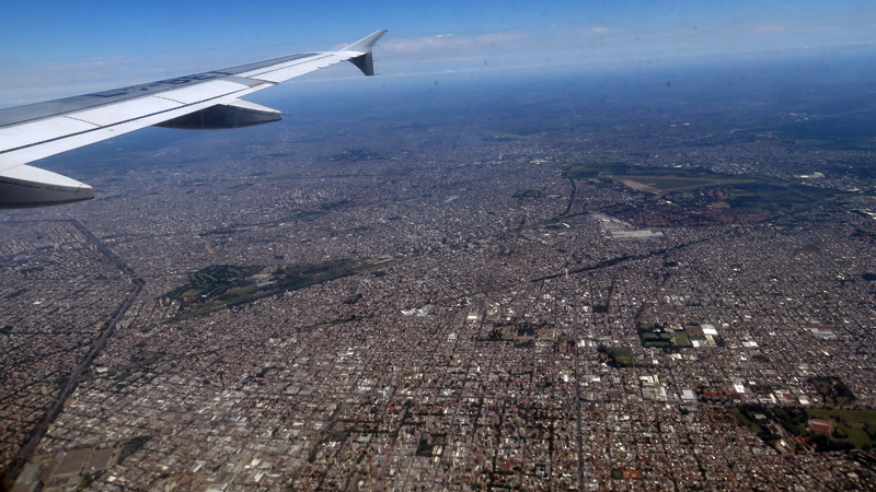 2015-02-12_13-36-14_argentinien-2015.jpg - Flug von Puerto Iguazu ber BA nach San Carlos de Bariloche, Anflug zur Zwischenlandung in BA