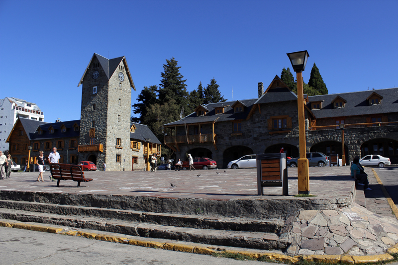 2015-02-13_17-43-58_argentinien-2015.jpg - Zentraler Platz von Bariloche am Centro Civico