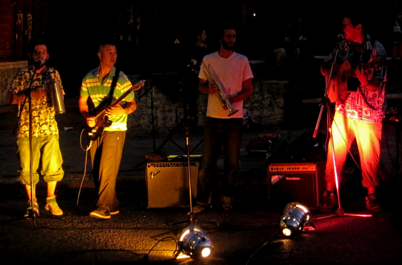 2015-02-13_21-16-15_argentinien-2015.jpg - Straenmusik am spten Abend