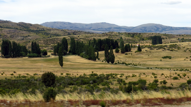 2015-02-14_14-32-52_argentinien-2015.jpg - Patagonische Landschaft auf der Fahrt von El Bolson nach Esquel