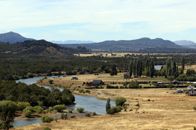 2015-02-14_15-30-03_argentinien-2015.jpg - Patagonische Landschaft auf der Fahrt von El Bolson nach Esquel