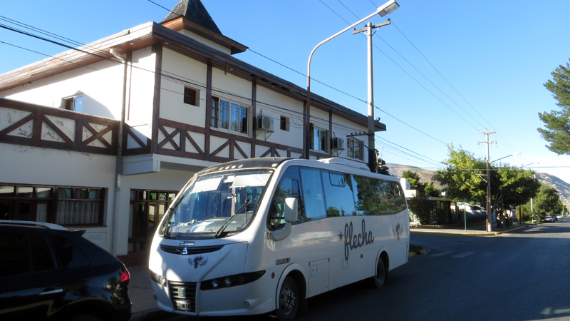 2015-02-15_08-57-34_argentinien-2015.jpg - Esquel - Unser Hotel  "Hosteria Plaza Esquel" und unser Tourbus