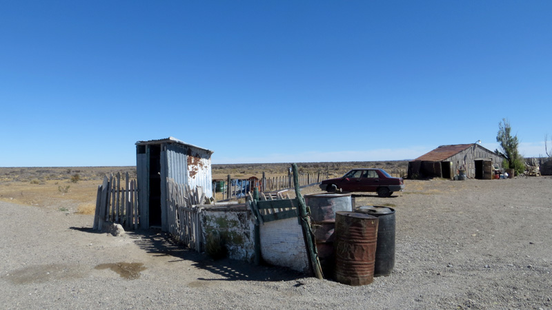 2015-02-15_15-57-04_argentinien-2015.jpg - Sillleben in der kargen Steppe