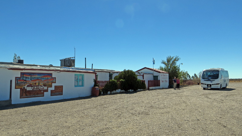 2015-02-15_15-57-45_argentinien-2015.jpg - Zwischenstopp an der einsamen Raststation "Los Tamariscos" inmitten der Steppe