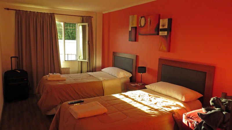 2015-02-15_20-17-35_argentinien-2015.jpg - Unser Zimmer im Hotel "Americano" in Perito Moreno