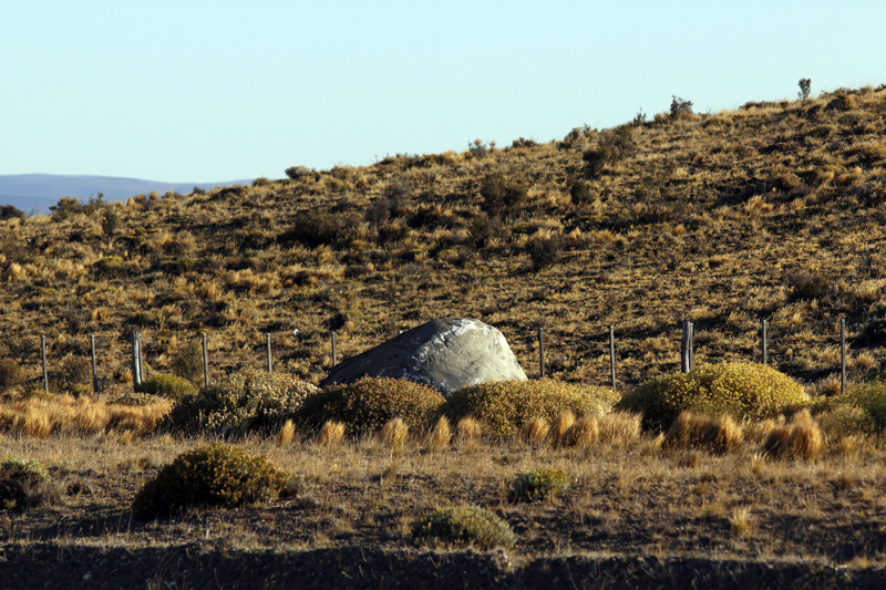 2015-02-16_08-33-01_argentinien-2015.jpg - Kurios geformter Felsen (kein schlafender Saurier!)