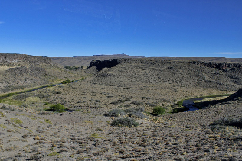 2015-02-16_10-09-00_argentinien-2015.jpg - Der Rio Pinturas mandert durch die patagonische Halbwste