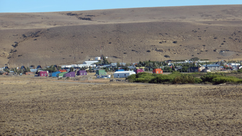 2015-02-17_17-33-59_argentinien-2015.jpg - Kleines buntes Dorf inmitten der patagonischen Halbwste