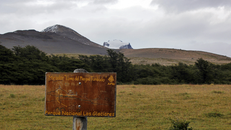 2015-02-18_11-04-28_argentinien-2015.jpg - Wegweiser zumm Mirador Loma del Pliegue Tumbado