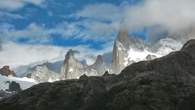 2015-02-19_10-53-21_argentinien-2015.jpg - Beeindruckende Bergkulisse am Fitz Roy (rechts, noch in Wolken)