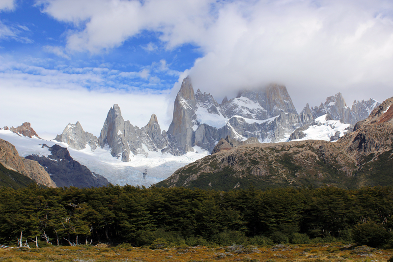 2015-02-19_11-48-04_argentinien-2015.jpg - Beeindruckende Bergkulisse am Fitz Roy (noch in Wolken)