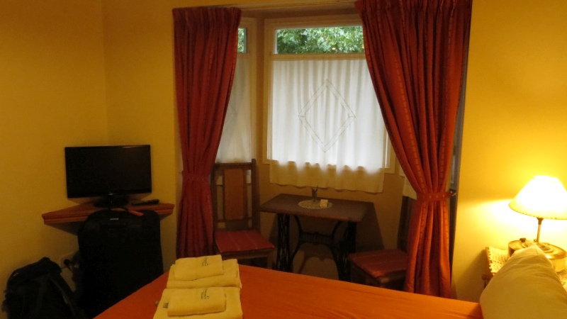 2015-02-20_19-50-29_argentinien-2015.jpg - Unser gemtliches Zimmer am heutigen Etappenziel - Hotel "Cauquenes de Nimez" in El Calafate