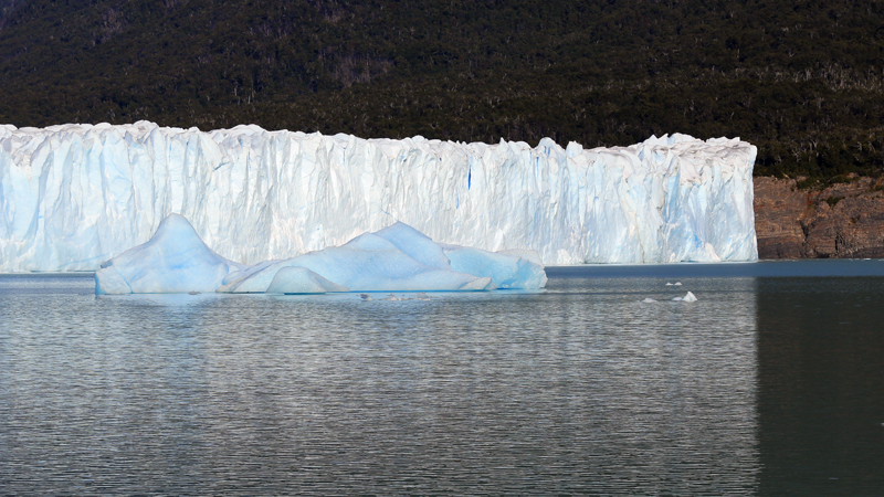 2015-02-21_10-08-36_argentinien-2015.jpg - Pepito Morenao - die Kalbungsfront liegt 55 bis 77 Meter ber der Wasserlinie