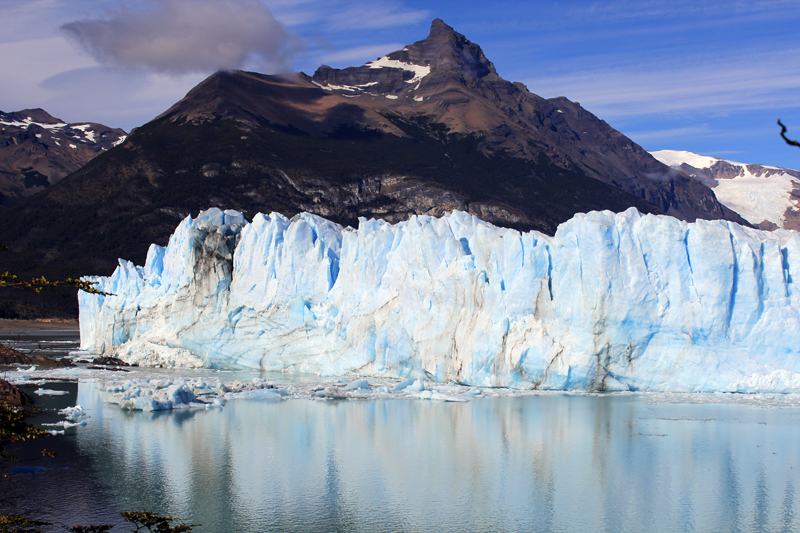 2015-02-21_10-33-16_argentinien-2015.jpg - In Summe hat die Kalbungsfront ber 3 Abschnitte eine Lnge von fast 5 km