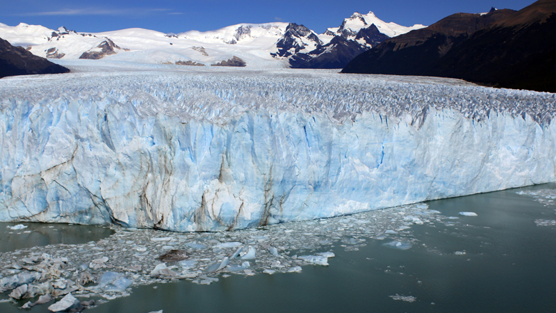 2015-02-21_11-12-56_argentinien-2015.jpg - In Summe hat die Kalbungsfront ber 3 Abschnitte eine Lnge von fast 5 km