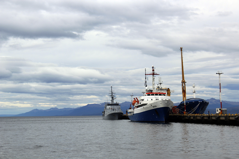 2015-02-22_14-45-08_argentinien-2015.jpg - Hafen von Ushuaia am Beaglekanal