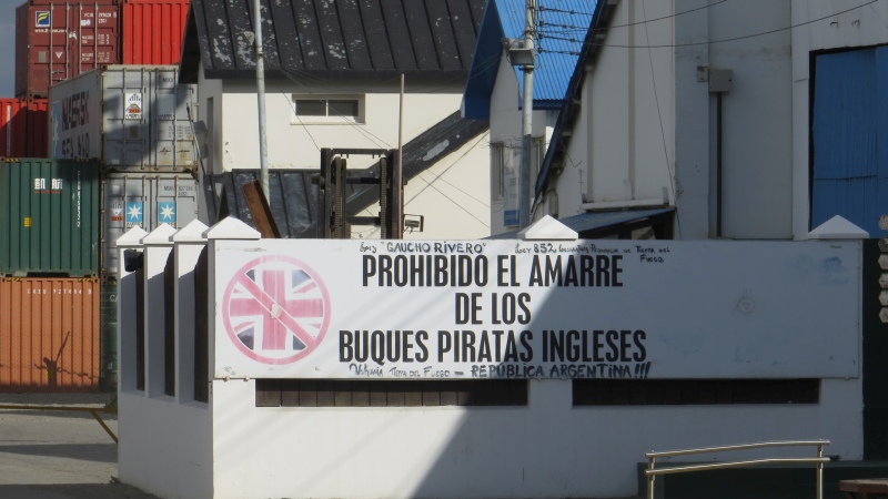 2015-02-22_17-18-27_argentinien-2015.jpg - Das Festmachen fr englische Piratenschiffe ist verboten