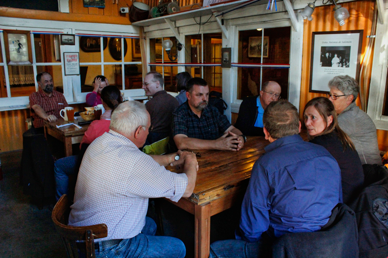 2015-02-22_17-47-20_argentinien-2015.jpg - Das urgemtliche Lokal "Ramos Generales - El Almacen" in Ushuaia