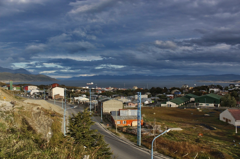 2015-02-22_19-31-59_argentinien-2015.jpg - Abendsonne ber der Stadt - Blick vom Hotel "Ushuaia"