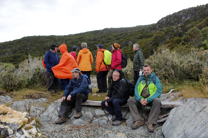 2015-02-23_12-53-23_argentinien-2015.jpg - Wanderung am Beaglekanal - kurze Rast