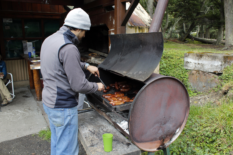 2015-02-23_14-00-26_argentinien-2015.jpg - Zur Strkung werden Wrstchen gegrillt ... 