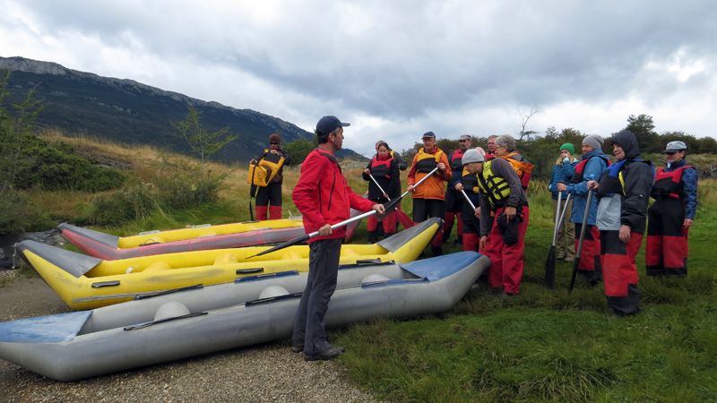 2015-02-23_15-28-13_argentinien-2015.jpg - Einweisung in die Schlauchbootpaddeltour