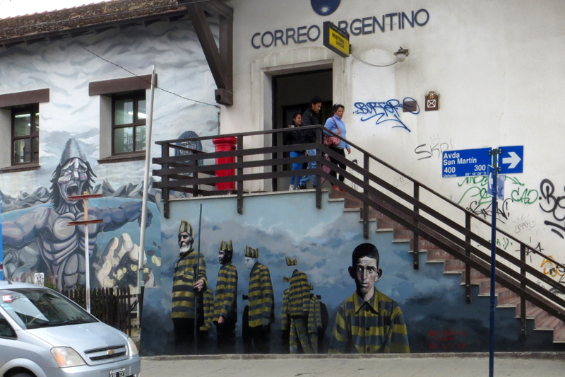 2015-02-23_17-30-51_argentinien-2015.jpg - Streetart am Postamt - Erinnerung an das frhere Gefngnis in Ushuaia 