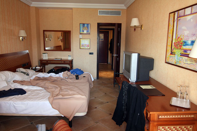 2009-03-04_15-30-54.jpg - Hotel Cordial Playa Mogan - unser schnes Zimmer vor dem Aufrumen