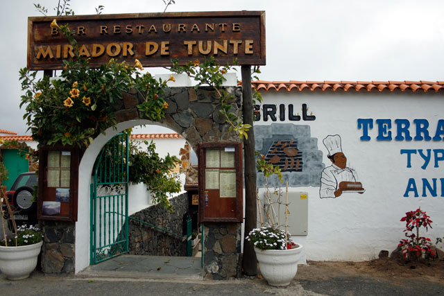 2009-03-01_16-39-32.jpg - Restaurant am Mirador de Tunte im Barranco Fataga an der GC 60