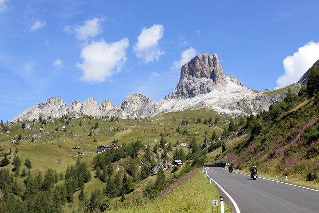 2011-08-14_09-26-27_cadore.jpg - Kurz vor dem Passo Giau - Blick auf den Monte Averau