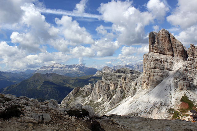 2011-08-14_10-45-37_cadore.jpg - Blick von der Rifugio Nuvolau zur Sella, der Marmolada und rechts zum Monte Averau