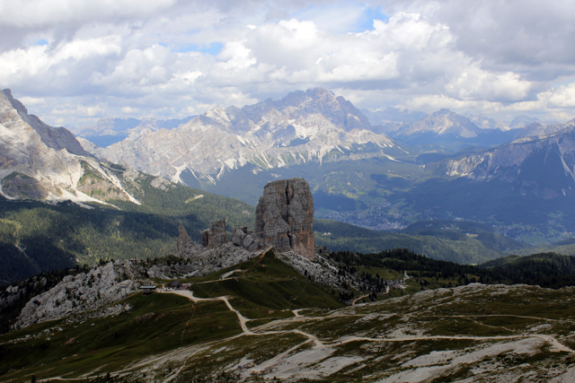 2011-08-14_12-06-20_cadore.jpg - Cinque Torri vom Fu des Averau gesehen