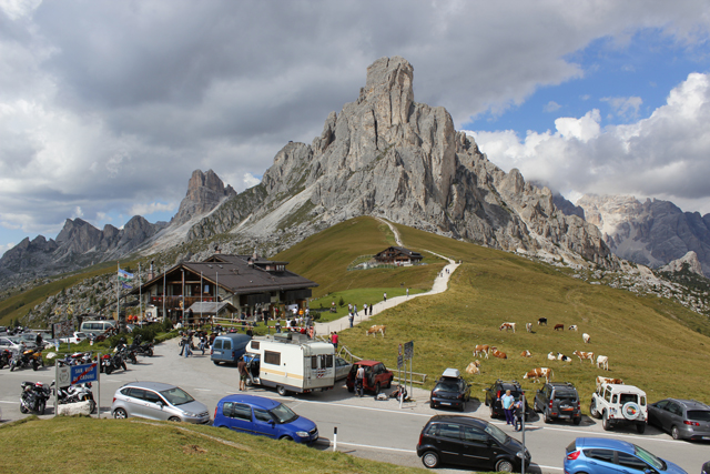 2011-08-14_12-56-56_cadore.jpg - Sonntagstrubel am Passo Giau