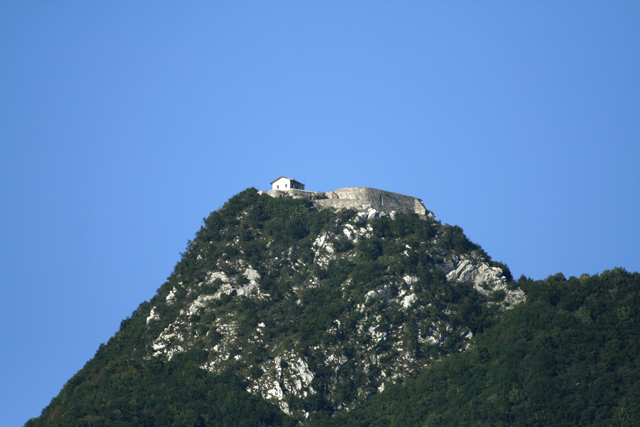 2010-09-20_17-27-31_friaul_2010.jpg - Festung direkt ber dem Lago di Cavazzo