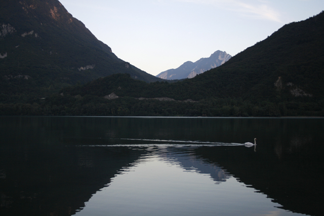 2010-09-23_18-47-28_friaul_2010.jpg - Abend am Lago di Cavazzo