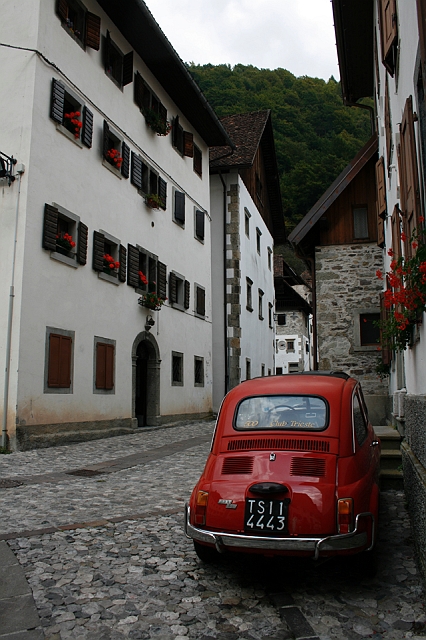 2010-09-24_14-17-42_friaul_2010.jpg - Im Uhrendorf Pesaris