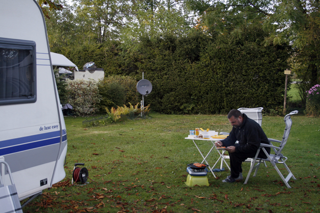 2010-10-03_17-49-11_Friaul_2010.JPG - Grillen auf dem Campingplatz in Weibach