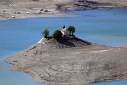 Kirche im Lac de Serre-Poncon