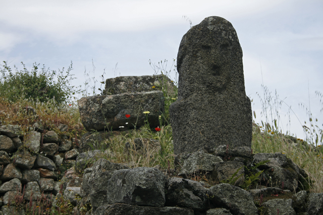 2009-05-15_12-04-49_korsika.jpg - Menhir in Filitosa