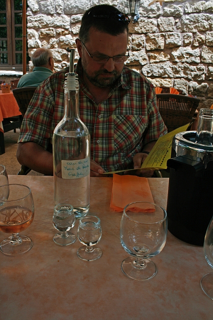 2009-05-17_13-14-59_korsika.jpg - hinterher Grappa so viel man will....