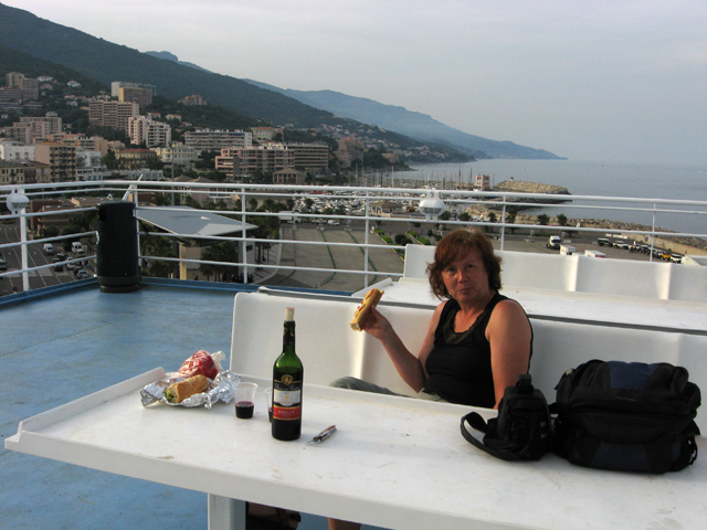 2009-05-21_19-13-44_korsika-uwe.jpg - Abendessen auf der Fhre im Hafen von Bastia